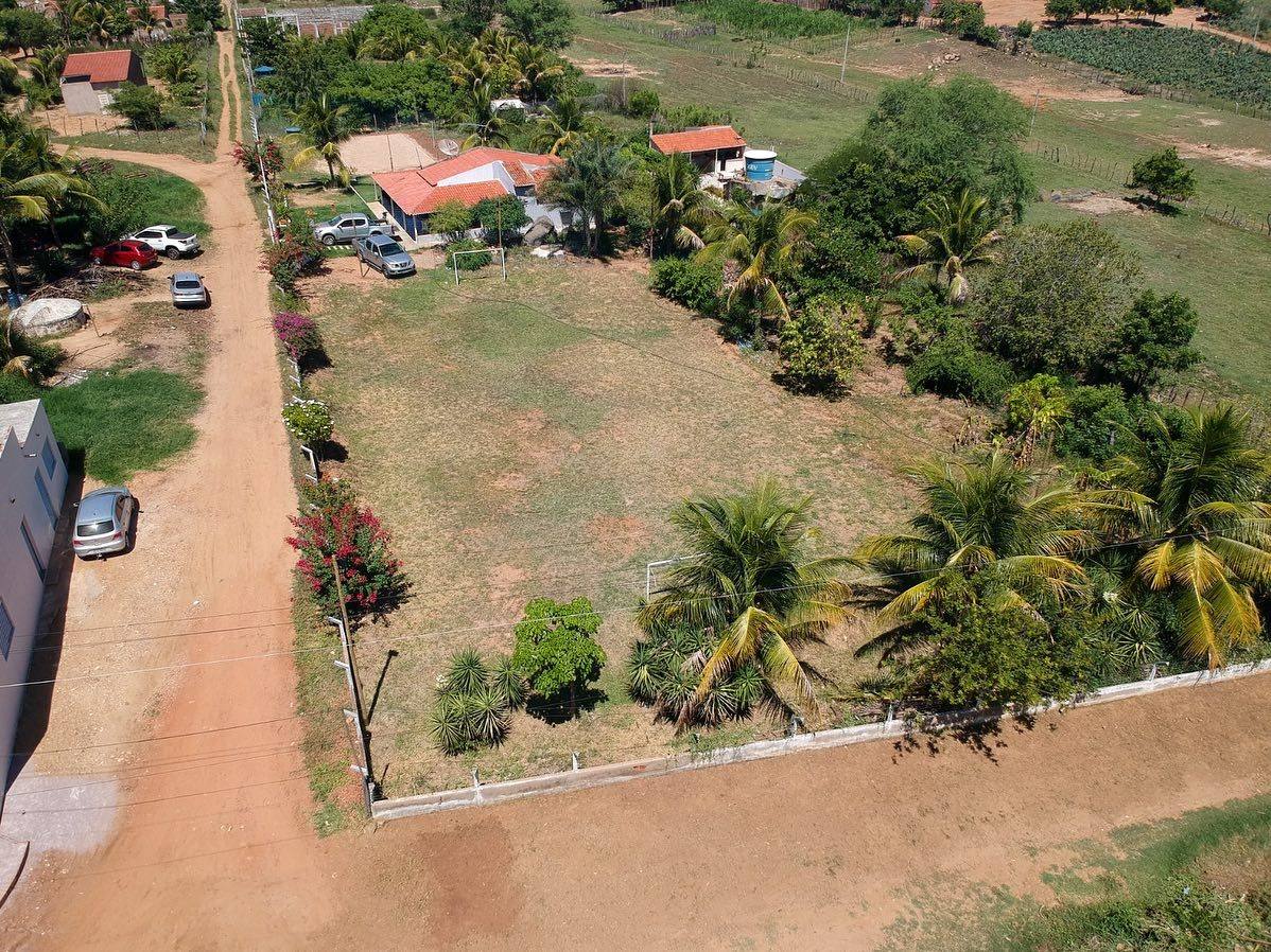 Vista aérea do campo gramado da chácara